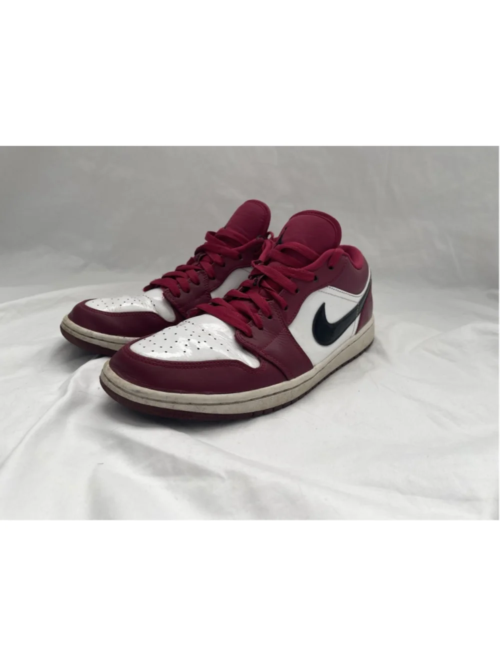 NIKE Air Jordan 1 low noble red size 10.5 red black and white 553558-604 shoes